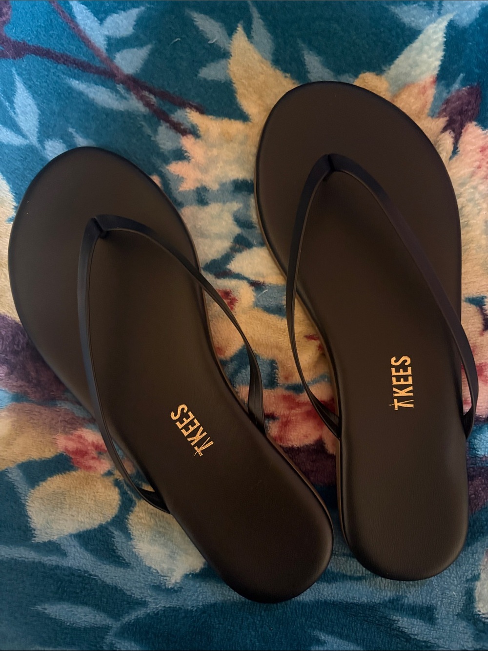 TKEES Black Slim-Strap Thong Sandals - Picture 2 of 4